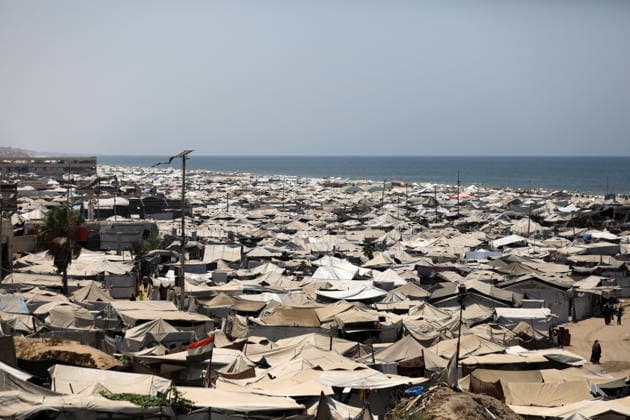 News Bilder des Tages Displaced Palestinians shelter in overcrowded tents at Gaza seaport General views show tents sheltering displaced Palestinians crowded along the Gaza seaport in Gaza City on August 2, 2026, as thousands of families continue to rely on temporary shelters lacking many basic services amid high summer temperatures. The United Nations says more than 90 percent of the Gaza Strip s estimated 2.1 million residents have been displaced since the outbreak of the war, with many living in overcrowded displacement sites or temporary tents. UN agencies warn that overcrowding, shortages of clean water and sanitation services, and accumulating waste are increasing the risk of disease outbreaks as displaced families endure harsh summer conditions. Photo by B Copyright: xapaimagesxBilalxOsamax xapaimagesx
