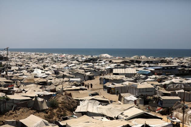 Displaced Palestinians shelter in overcrowded tents at Gaza seaport General views show tents sheltering displaced Palestinians crowded along the Gaza seaport in Gaza City on August 2, 2026, as thousands of families continue to rely on temporary shelters lacking many basic services amid high summer temperatures. The United Nations says more than 90 percent of the Gaza Strip s estimated 2.1 million residents have been displaced since the outbreak of the war, with many living in overcrowded displacement sites or temporary tents. UN agencies warn that overcrowding, shortages of clean water and sanitation services, and accumulating waste are increasing the risk of disease outbreaks as displaced families endure harsh summer conditions. Photo by B Copyright: xapaimagesxBilalxOsamax xapaimagesx
