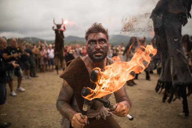 News Bilder des Tages Landing Ceremony of the 66th Viking Pilgrimage in Catoira, Pontevedra A person during the Viking Landing Ceremony of the 66th Viking Pilgrimage in Catoira, on August 2, 2026, in Catoira, Pontevedra, Galicia, Spain. The Viking Landing festival in Catoira, also known as the Viking Pilgrimage, is one of Galicia’s most unique and renowned celebrations, designated as an Event of International Tourist Interest. Its history and significance stem from Catoira’s strategic location at the mouth of the Ulla River, near the Torres del Oeste, a fortress built between the 9th and 13th centuries to defend access to the heart of Galicia and, in particular, to Santiago de Compostela, against attacks by Vikings, Norman pirates, and Saracens. AUGUST 2, 2026  Copyright: xElenaxFernandezx 7699352