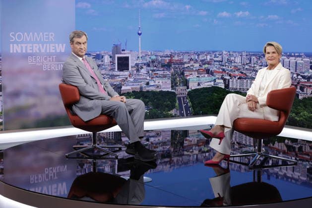 CSU-Vorsitzender Markus Söder, Moderatorin Anna Engelke, Deutschland, Berlin, ARD-Sommerinterview mit CSU-Vorsitzender Markus Söder *** CSU Chairman Markus Söder, host Anna Engelke, Germany, Berlin, ARD Summer Interview with CSU Chairman Markus Söder