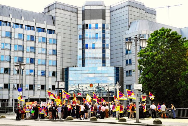 News Bilder des Tages Tibet-Demo auf der Jannowitzbruecke vor de Botschaft Chinas *** Tibet Protest on the Jannowitz Bridge in front of the Chinese Embassy