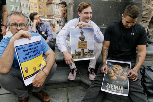 Pro-Ukraine solidarity demonstration in Warsaw - 02 Aug 2026 Participants hold placards during a demonstration. Dozens of people gathered for a demonstration in Warsaw to call for good neighbourly relations between Poles and Ukrainians. The event came amid recent reports of attacks targeting Ukrainian citizens in Poland and growing anti-Ukrainian rhetoric in parts of public debate and on social media. Warsaw Poland Copyright: xVolhaxShukailax xSOPAxImagesx VSHUKAILA_2615
