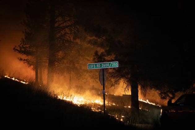 August 2, 2026, Prineville, Or, United States: Flames burn through a forested area along U.S. Highway 26 at the Rowe Creek Complex fire, July 27, 2026 near Prineville, Oregon. The lightning-caused fires including the Brewer, Green Mountain and Crosswhite fires combined into one and have burnt 3000,597 acres and is 57% contained. Prineville United States - ZUMAp138 20260802_zaa_p138_009 Copyright: xAndrewxAvitt UsxForestx