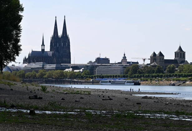 News Bilder des Tages 02.08.2026, xophax, öffentliches Leben, Köln, Rheinufer, Kölner Dom. Niedrigwasser. Rhein von Köln Mühlheim Rheinpark. Rheinpegel in Köln erreicht Tiefstand. Köln *** August 2, 2026, xophax, public life, Cologne, banks of the Rhine, Cologne Cathedral; low water levels on the Rhine from Cologne to Mühlheim; Rheinpark; Rhine water level in Cologne reaches record low; Cologne