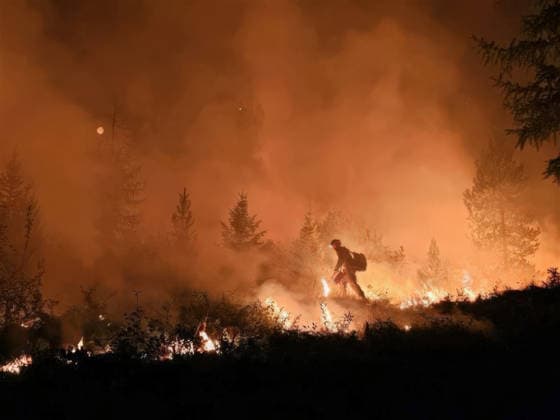News Bilder des Tages August 2, 2026, Nespelem, Wa, United States: A wildfire hotshot backlit by fire and smoke conducts a strategic burning operation to create a back flow during the Kaiser Canyon Fire, August 1, 2026 near Nespelem, Washington. More than 1,000 wild fires have sparked since the start of the year destroying more than 425,000 acres, or over 660 square miles of forest, neighborhoods, tribal land and scabland across Washington State. Nespelem United States - ZUMAp138 20260802_zaa_p138_012 Copyright: xHandout UsxForestx