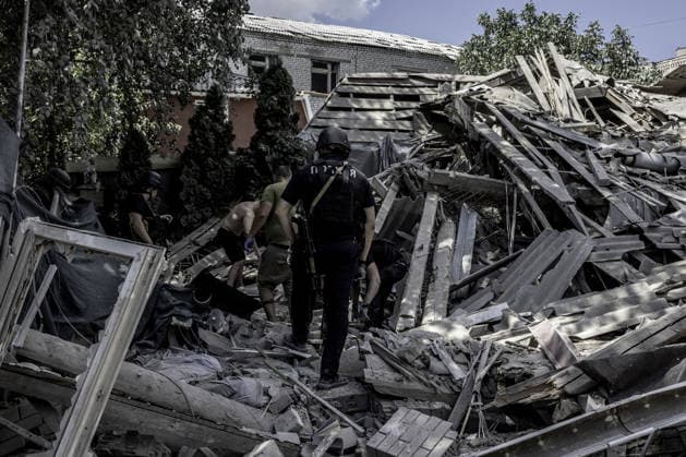 Missile attack on Sloviansk city center SLOVIANSK, UKRAINE - AUGUST 02: First responders and police officers work to extract a soldier from the rubble of a house completely destroyed by a FAB guided bomb attack in the city center of Sloviansk, Ukraine, on August 02, 2026. At least three people were killed and four others injured in the strike. Niccolo Celesti Anadolu Sloviansk Ukraine. Editorial use only. Please get in touch for any other usage.  Copyright: x2026xAnadoluxNiccoloxCelestix