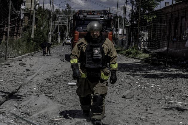 Missile attack on Sloviansk city center SLOVIANSK, UKRAINE - AUGUST 02: Rescuers on duty following a FAB guided bomb attack in the city center of Sloviansk, Ukraine, on August 02, 2026. At least three people were killed and four others injured in the strike. Niccolo Celesti Anadolu Sloviansk Ukraine. Editorial use only. Please get in touch for any other usage.  Copyright: x2026xAnadoluxNiccoloxCelestix