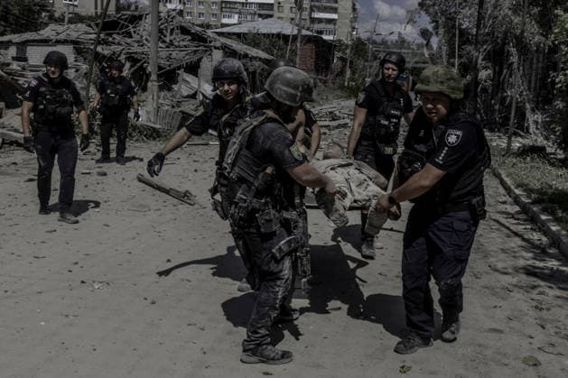 Missile attack on Sloviansk city center SLOVIANSK, UKRAINE - AUGUST 02: (EDITORS NOTE: Image depicts graphic content) Rescuers take a soldier with broken legs into hospital following a FAB guided bomb attack in the city center of Sloviansk, Ukraine, on August 02, 2026. At least three people were killed and four others injured in the strike. Niccolo Celesti Anadolu Sloviansk Ukraine. Editorial use only. Please get in touch for any other usage.  Copyright: x2026xAnadoluxNiccoloxCelestix