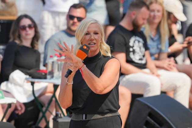 ZDF-Fernsehgarten 2026. Andrea (Kiwi) Kiewel im ZDF Fernsehgarten mit dem Motto Rock im Garten am 02.08.2026 in Mainz. Mainz ZDF Fernsehgarten Rheinland-Pfalz *** ZDF Fernsehgarten 2026: Andrea Kiwi Kiewel on ZDF Fernsehgarten with the theme Rock in the Garden on August 2, 2026, in Mainz, Rhineland-Palatinate, ZDF Fernsehgarten