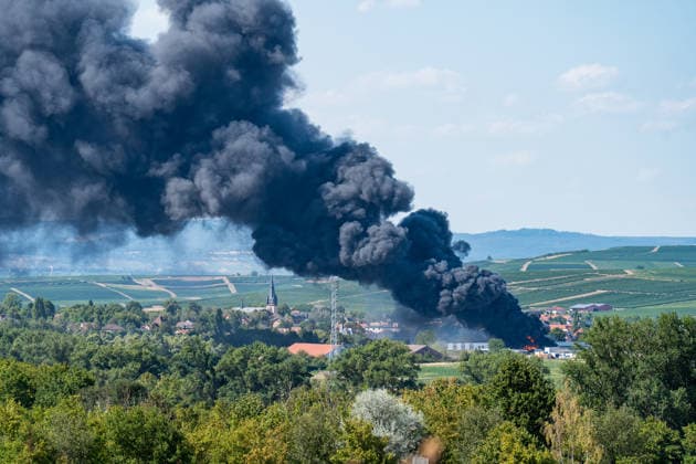 Großbrand in Industriebetrieb Am Sonntagnachmittag, 02.08.2026, ist es gegen 16:30 Uhr zu einem Großbrand in Sprendlingen (Rheinhessen) gekommen. Flammen schlugen meterhoch aus einem Industriegebäude, der Brandrauch war kilometerweit zu sehen. Die Feuerwehr ist im Großeinsatz. Die Bevölkerung wurde über die App Katwarn vor Geruchsbelästigung und Sichtbehinderungen gewarnt. Sprendlingen-Gensingen Sprendlingen Rheinland-Pfalz Deutschland *** Major Fire at Industrial Facility On Sunday afternoon, August 2, 2026, a major fire broke out in Sprendlingen, Rheinhessen, around 4:30 p.m. Flames shot meters high from an industrial building, and the smoke could be seen for kilometers. The fire department is responding with a large-scale operatio