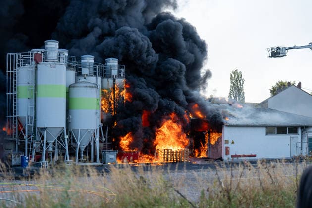 Großbrand in Industriebetrieb Am Sonntagnachmittag, 02.08.2026, ist es gegen 16:30 Uhr zu einem Großbrand in Sprendlingen (Rheinhessen) gekommen. Flammen schlugen meterhoch aus einem Industriegebäude, der Brandrauch war kilometerweit zu sehen. Die Feuerwehr ist im Großeinsatz. Die Bevölkerung wurde über die App Katwarn vor Geruchsbelästigung und Sichtbehinderungen gewarnt. Sprendlingen-Gensingen Sprendlingen Rheinland-Pfalz Deutschland *** Major Fire at Industrial Facility On Sunday afternoon, August 2, 2026, a major fire broke out in Sprendlingen, Rheinhessen, around 4:30 p.m. Flames shot meters high from an industrial building, and the smoke could be seen for kilometers. The fire department is responding with a large-scale operatio