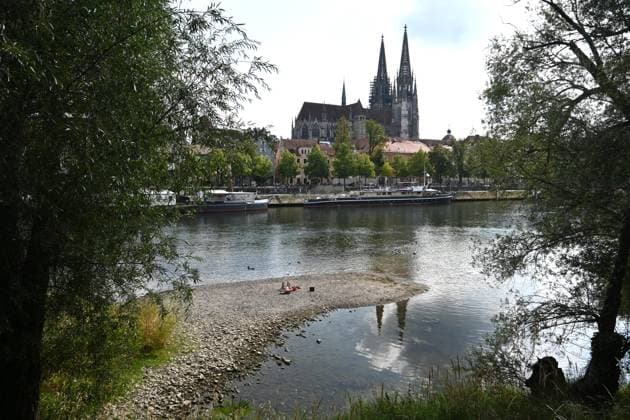 Niedrigwasser der Donau in Regensburg, Bayern. Die Donau führt an mehreren Stellen so wenig Wasser wie nie seit Beginn der Aufzeichnungen. Die Folgen sind weitreichend. Der Fluss hat einen rekordniedrigen Wasserstand erreicht. An der Messstelle im bayerischen Pfelling liegt der Pegel nach Daten von Elwis, dem Informationssystem der Wasserstrassen- und Schifffahrtsverwaltung, bei 216 Zentimetern. Er unterschreitet damit den bisherigen Tiefstwert von 221 Zentimetern aus dem August 2022. Während das Niedrigwasser weiter flussabwärts die Wirtschaft lahmlegt, trifft es in Deutschland vor allem die Flusskreuzfahrt. *** Low Water Levels on the Danube in Regensburg, Bavaria: In several places, the Danube is carrying less water than at any time
