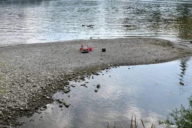 Niedrigwasser der Donau in Regensburg, Bayern. Die Donau führt an mehreren Stellen so wenig Wasser wie nie seit Beginn der Aufzeichnungen. Die Folgen sind weitreichend. Der Fluss hat einen rekordniedrigen Wasserstand erreicht. An der Messstelle im bayerischen Pfelling liegt der Pegel nach Daten von Elwis, dem Informationssystem der Wasserstrassen- und Schifffahrtsverwaltung, bei 216 Zentimetern. Er unterschreitet damit den bisherigen Tiefstwert von 221 Zentimetern aus dem August 2022. Während das Niedrigwasser weiter flussabwärts die Wirtschaft lahmlegt, trifft es in Deutschland vor allem die Flusskreuzfahrt. *** Low Water Levels on the Danube in Regensburg, Bavaria: In several places, the Danube is carrying less water than at any time