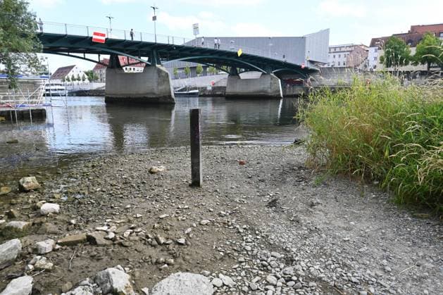Niedrigwasser der Donau in Regensburg, Bayern. Die Donau führt an mehreren Stellen so wenig Wasser wie nie seit Beginn der Aufzeichnungen. Die Folgen sind weitreichend. Der Fluss hat einen rekordniedrigen Wasserstand erreicht. An der Messstelle im bayerischen Pfelling liegt der Pegel nach Daten von Elwis, dem Informationssystem der Wasserstrassen- und Schifffahrtsverwaltung, bei 216 Zentimetern. Er unterschreitet damit den bisherigen Tiefstwert von 221 Zentimetern aus dem August 2022. Während das Niedrigwasser weiter flussabwärts die Wirtschaft lahmlegt, trifft es in Deutschland vor allem die Flusskreuzfahrt. *** Low Water Levels on the Danube in Regensburg, Bavaria: In several places, the Danube is carrying less water than at any time