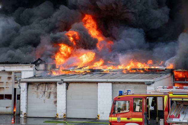 Großbrand auf Betriebsgelände in Sprendlingen Am Sonntag, dem 2. August 2026, kam es gegen 15.30 Uhr auf einem Betriebsgelände in der Gau-Bickelheimer Straße 72 in Sprendlingen zu einem Großbrand. Über dem Gewerbegebiet bildete sich eine dichte schwarze Rauchsäule, während wiederholt Knall- und Explosionsgeräusche gemeldet wurden. Zahlreiche Kräfte der Feuerwehr, des Rettungsdienstes, des Technischen Hilfswerks und weiterer Einheiten waren im Einsatz. Straßen im Umfeld wurden evakuiert und die Bevölkerung in Sprendlingen und Pfaffen-Schwabenheim wurde aufgefordert, Gebäude aufzusuchen sowie Fenster und Türen geschlossen zu halten. Angaben zu möglichen Verletzten, zur Brandursache und zu betroffenen Stoffen lagen zunächst nic