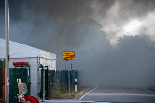 Großbrand auf Betriebsgelände in Sprendlingen Am Sonntag, dem 2. August 2026, kam es gegen 15.30 Uhr auf einem Betriebsgelände in der Gau-Bickelheimer Straße 72 in Sprendlingen zu einem Großbrand. Über dem Gewerbegebiet bildete sich eine dichte schwarze Rauchsäule, während wiederholt Knall- und Explosionsgeräusche gemeldet wurden. Zahlreiche Kräfte der Feuerwehr, des Rettungsdienstes, des Technischen Hilfswerks und weiterer Einheiten waren im Einsatz. Straßen im Umfeld wurden evakuiert und die Bevölkerung in Sprendlingen und Pfaffen-Schwabenheim wurde aufgefordert, Gebäude aufzusuchen sowie Fenster und Türen geschlossen zu halten. Angaben zu möglichen Verletzten, zur Brandursache und zu betroffenen Stoffen lagen zunächst nic