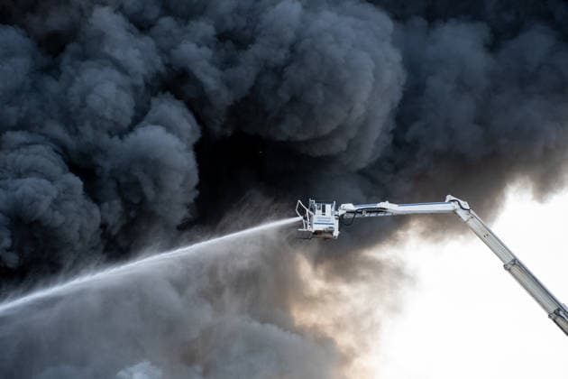 Großbrand auf Betriebsgelände in Sprendlingen Am Sonntag, dem 2. August 2026, kam es gegen 15.30 Uhr auf einem Betriebsgelände in der Gau-Bickelheimer Straße 72 in Sprendlingen zu einem Großbrand. Über dem Gewerbegebiet bildete sich eine dichte schwarze Rauchsäule, während wiederholt Knall- und Explosionsgeräusche gemeldet wurden. Zahlreiche Kräfte der Feuerwehr, des Rettungsdienstes, des Technischen Hilfswerks und weiterer Einheiten waren im Einsatz. Straßen im Umfeld wurden evakuiert und die Bevölkerung in Sprendlingen und Pfaffen-Schwabenheim wurde aufgefordert, Gebäude aufzusuchen sowie Fenster und Türen geschlossen zu halten. Angaben zu möglichen Verletzten, zur Brandursache und zu betroffenen Stoffen lagen zunächst nic