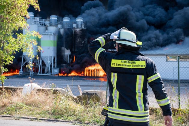 Großbrand auf Betriebsgelände in Sprendlingen Am Sonntag, dem 2. August 2026, kam es gegen 15.30 Uhr auf einem Betriebsgelände in der Gau-Bickelheimer Straße 72 in Sprendlingen zu einem Großbrand. Über dem Gewerbegebiet bildete sich eine dichte schwarze Rauchsäule, während wiederholt Knall- und Explosionsgeräusche gemeldet wurden. Zahlreiche Kräfte der Feuerwehr, des Rettungsdienstes, des Technischen Hilfswerks und weiterer Einheiten waren im Einsatz. Straßen im Umfeld wurden evakuiert und die Bevölkerung in Sprendlingen und Pfaffen-Schwabenheim wurde aufgefordert, Gebäude aufzusuchen sowie Fenster und Türen geschlossen zu halten. Angaben zu möglichen Verletzten, zur Brandursache und zu betroffenen Stoffen lagen zunächst nic