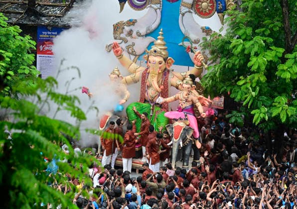 News Bilder des Tages MUMBAI, INDIA - AUGUST 2: Devotees carry the Lord Ganesha idol ahead of Ganesh festival from Parel workshop, on August 2, 2026 in Mumbai, India. (Photo by Anshuman Poyrekar Hindustan Times ) Preparation Of Ganesh Chaturthi Festival