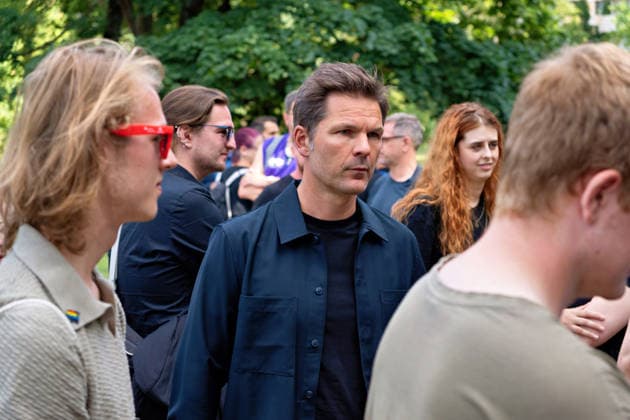 Berlin, 2. August 2026: Zur Mahnwache nach dem CSD-Terroranschlag vom Samstag, 25. Juli 2026, im Tiergarten sind am heutigen Sonntag mehrere Tausend Menschen gekommen. In der Nähe des Anschlagsorts versammelten sie sich, um der Opfer zu gedenken. Unter den Teilnehmenden waren auch Berlins Regierender Bürgermeister Kai Wegner (CDU) sowie Sozialsenatorin Cansel Kiziltepe (SPD).Steffen Krach(SPD) u.a *** Berlin, August 2, 2026: Several thousand people gathered today, Sunday, at the Tiergarten for a vigil following the CSD terrorist attack on Saturday, July 25, 2026. in the Tiergarten, several thousand people gathered today, Sunday. They gathered near the site of the attack to commemorate the victims. Among the participants were Berlin’s Gov