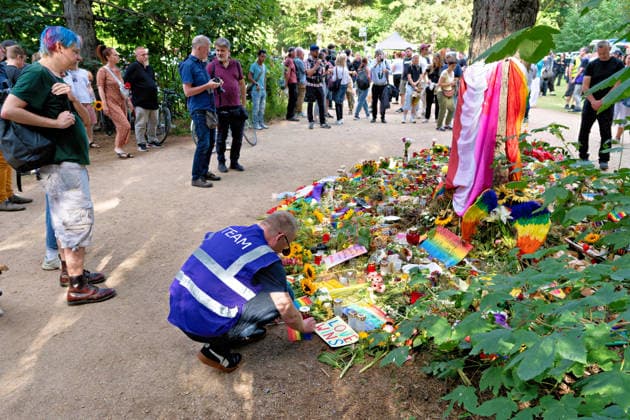 Berlin, 2. August 2026: Zur Mahnwache nach dem CSD-Terroranschlag vom Samstag, 25. Juli 2026, im Tiergarten sind am heutigen Sonntag mehrere Tausend Menschen gekommen. In der Nähe des Anschlagsorts versammelten sie sich, um der Opfer zu gedenken. Unter den Teilnehmenden waren auch Berlins Regierender Bürgermeister Kai Wegner (CDU) sowie Sozialsenatorin Cansel Kiziltepe (SPD).Steffen Krach(SPD) u.a *** Berlin, August 2, 2026: Several thousand people gathered today, Sunday, at the Tiergarten for a vigil following the CSD terrorist attack on Saturday, July 25, 2026. in the Tiergarten, several thousand people gathered today, Sunday. They gathered near the site of the attack to commemorate the victims. Among the participants were Berlin’s Gov