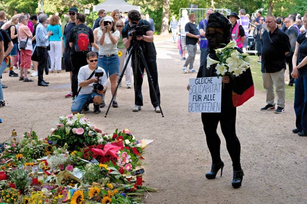 Berlin, 2. August 2026: Zur Mahnwache nach dem CSD-Terroranschlag vom Samstag, 25. Juli 2026, im Tiergarten sind am heutigen Sonntag mehrere Tausend Menschen gekommen. In der Nähe des Anschlagsorts versammelten sie sich, um der Opfer zu gedenken. Unter den Teilnehmenden waren auch Berlins Regierender Bürgermeister Kai Wegner (CDU) sowie Sozialsenatorin Cansel Kiziltepe (SPD).Steffen Krach(SPD) u.a *** Berlin, August 2, 2026: Several thousand people gathered today, Sunday, at the Tiergarten for a vigil following the CSD terrorist attack on Saturday, July 25, 2026. in the Tiergarten, several thousand people gathered today, Sunday. They gathered near the site of the attack to commemorate the victims. Among the participants were Berlin’s Gov