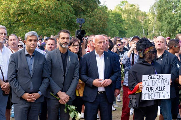 Berlin, 2. August 2026: Zur Mahnwache nach dem CSD-Terroranschlag vom Samstag, 25. Juli 2026, im Tiergarten sind am heutigen Sonntag mehrere Tausend Menschen gekommen. In der Nähe des Anschlagsorts versammelten sie sich, um der Opfer zu gedenken. Unter den Teilnehmenden waren auch Berlins Regierender Bürgermeister Kai Wegner (CDU) sowie Sozialsenatorin Cansel Kiziltepe (SPD).Steffen Krach(SPD) u.a *** Berlin, August 2, 2026: Several thousand people gathered today, Sunday, at the Tiergarten for a vigil following the CSD terrorist attack on Saturday, July 25, 2026. in the Tiergarten, several thousand people gathered today, Sunday. They gathered near the site of the attack to commemorate the victims. Among the participants were Berlin’s Gov