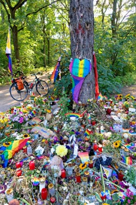 Berlin, 2. August 2026: Zur Mahnwache nach dem CSD-Terroranschlag vom Samstag, 25. Juli 2026, im Tiergarten sind am heutigen Sonntag mehrere Tausend Menschen gekommen. In der Nähe des Anschlagsorts versammelten sie sich, um der Opfer zu gedenken. Unter den Teilnehmenden waren auch Berlins Regierender Bürgermeister Kai Wegner (CDU) sowie Sozialsenatorin Cansel Kiziltepe (SPD).Steffen Krach(SPD) u.a *** Berlin, August 2, 2026: Several thousand people gathered today, Sunday, at the Tiergarten for a vigil following the CSD terrorist attack on Saturday, July 25, 2026. in the Tiergarten, several thousand people gathered today, Sunday. They gathered near the site of the attack to commemorate the victims. Among the participants were Berlin’s Gov