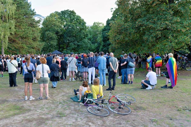 Berlin, 2. August 2026: Zur Mahnwache nach dem CSD-Terroranschlag vom Samstag, 25. Juli 2026, im Tiergarten sind am heutigen Sonntag mehrere Tausend Menschen gekommen. In der Nähe des Anschlagsorts versammelten sie sich, um der Opfer zu gedenken. Unter den Teilnehmenden waren auch Berlins Regierender Bürgermeister Kai Wegner (CDU) sowie Sozialsenatorin Cansel Kiziltepe (SPD).Steffen Krach(SPD) u.a *** Berlin, August 2, 2026: Several thousand people gathered today, Sunday, at the Tiergarten for a vigil following the CSD terrorist attack on Saturday, July 25, 2026. in the Tiergarten, several thousand people gathered today, Sunday. They gathered near the site of the attack to commemorate the victims. Among the participants were Berlin’s Gov