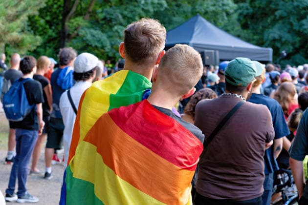 Berlin, 2. August 2026: Zur Mahnwache nach dem CSD-Terroranschlag vom Samstag, 25. Juli 2026, im Tiergarten sind am heutigen Sonntag mehrere Tausend Menschen gekommen. In der Nähe des Anschlagsorts versammelten sie sich, um der Opfer zu gedenken. Unter den Teilnehmenden waren auch Berlins Regierender Bürgermeister Kai Wegner (CDU) sowie Sozialsenatorin Cansel Kiziltepe (SPD).Steffen Krach(SPD) u.a *** Berlin, August 2, 2026: Several thousand people gathered today, Sunday, at the Tiergarten for a vigil following the CSD terrorist attack on Saturday, July 25, 2026. in the Tiergarten, several thousand people gathered today, Sunday. They gathered near the site of the attack to commemorate the victims. Among the participants were Berlin’s Gov