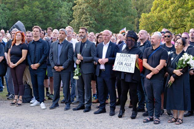 Berlin, 2. August 2026: Zur Mahnwache nach dem CSD-Terroranschlag vom Samstag, 25. Juli 2026, im Tiergarten sind am heutigen Sonntag mehrere Tausend Menschen gekommen. In der Nähe des Anschlagsorts versammelten sie sich, um der Opfer zu gedenken. Unter den Teilnehmenden waren auch Berlins Regierender Bürgermeister Kai Wegner (CDU) sowie Sozialsenatorin Cansel Kiziltepe (SPD).Steffen Krach(SPD) u.a *** Berlin, August 2, 2026: Several thousand people gathered today, Sunday, at the Tiergarten for a vigil following the CSD terrorist attack on Saturday, July 25, 2026. in the Tiergarten, several thousand people gathered today, Sunday. They gathered near the site of the attack to commemorate the victims. Among the participants were Berlin’s Gov