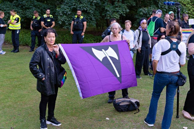 Berlin, 2. August 2026: Zur Mahnwache nach dem CSD-Terroranschlag vom Samstag, 25. Juli 2026, im Tiergarten sind am heutigen Sonntag mehrere Tausend Menschen gekommen. In der Nähe des Anschlagsorts versammelten sie sich, um der Opfer zu gedenken. Unter den Teilnehmenden waren auch Berlins Regierender Bürgermeister Kai Wegner (CDU) sowie Sozialsenatorin Cansel Kiziltepe (SPD).Steffen Krach(SPD) u.a *** Berlin, August 2, 2026: Several thousand people gathered today, Sunday, at the Tiergarten for a vigil following the CSD terrorist attack on Saturday, July 25, 2026. in the Tiergarten, several thousand people gathered today, Sunday. They gathered near the site of the attack to commemorate the victims. Among the participants were Berlin’s Gov