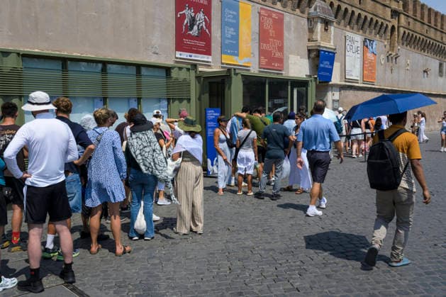 August 2, 2026, Rome, Italy: People queuing to enter Castel Sant Angelo shield themselves as best they can from the sun s rays on the first day of the fourth heat wave hitting Italy and Rome. Italy is facing the peak of the fourth severe heat wave of the summer, fueled by the persistent African anticyclone and record temperatures in the Mediterranean Sea, which are amplifying water and climate emergencies in the Po Valley and central Italy. Rome Italy - ZUMAv147 20260802_zip_v147_009 Copyright: xMarcelloxValerix