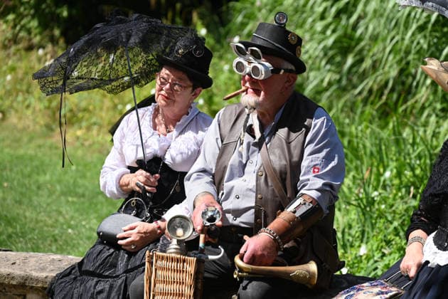 News Bilder des Tages Menschen in Steampunk-Kostuemierung sitzen auf einer Bank, Kirmes-Besucher, Schlossparkfest am Schloss Borbeck mit historischem Jahrmarkt, am 02.08.2026 in Essen Borbeck Deutschland. *** People in steampunk costumes sitting on a bench; fairgoers at the Borbeck Castle Park Festival, featuring a historic fair, on August 2, 2026, in Essen-Borbeck, Germany