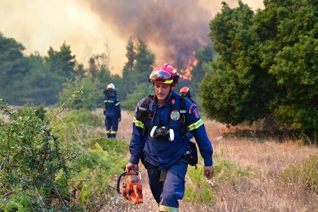 Wildfire spreads in Greece s Attica region - Helicopters and Firefighters try to extinguish wildfire burning for 3d day in Attica, Greece, on Aug. 2, 2026. During the operation, two crew have died after two firefighting helicopters collided. A British pilot and a Greek crew member survived the crash, and have been taken to hospital for treatment. The collision happened in Psatha, a coastal area west of Athens. The fire continues to burn in the Megara area with a new front detected in the Industrial Area. IMAGO ONE INCH PRODUCTION ATHENS GREECE Copyright: xOnexInchxProductionsx 7049469