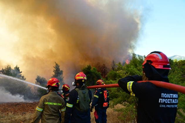 Wildfire spreads in Greece s Attica region - Helicopters and Firefighters try to extinguish wildfire burning for 3d day in Attica, Greece, on Aug. 2, 2026. During the operation, two crew have died after two firefighting helicopters collided. A British pilot and a Greek crew member survived the crash, and have been taken to hospital for treatment. The collision happened in Psatha, a coastal area west of Athens. The fire continues to burn in the Megara area with a new front detected in the Industrial Area. IMAGO ONE INCH PRODUCTION ATHENS GREECE Copyright: xOnexInchxProductionsx 7049501