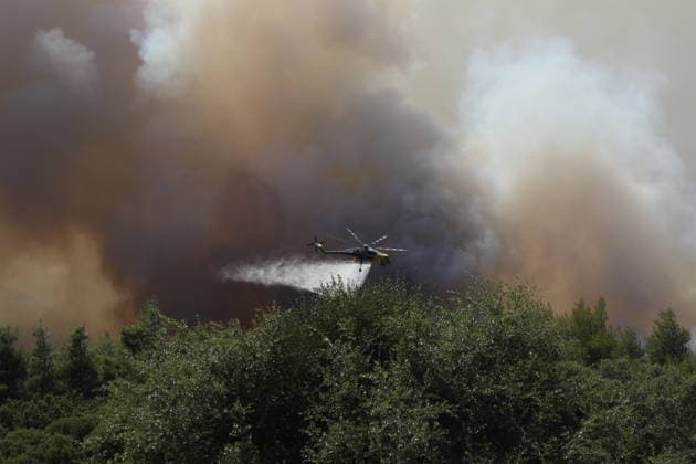 Wildfire spreads in Greece s Attica region - Helicopters and Firefighters try to extinguish wildfire burning for 3d day in Attica, Greece, on Aug. 2, 2026. During the operation, two crew have died after two firefighting helicopters collided. A British pilot and a Greek crew member survived the crash, and have been taken to hospital for treatment. The collision happened in Psatha, a coastal area west of Athens. The fire continues to burn in the Megara area with a new front detected in the Industrial Area. IMAGO ONE INCH PRODUCTION ATHENS GREECE Copyright: xOnexInchxProductionsx 7049538