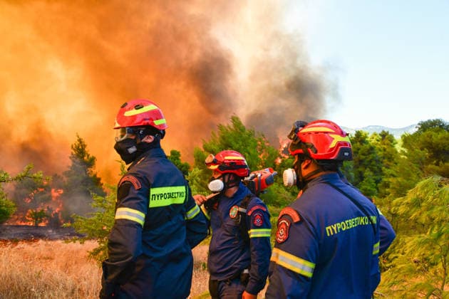 Wildfire spreads in Greece s Attica region - Helicopters and Firefighters try to extinguish wildfire burning for 3d day in Attica, Greece, on Aug. 2, 2026. During the operation, two crew have died after two firefighting helicopters collided. A British pilot and a Greek crew member survived the crash, and have been taken to hospital for treatment. The collision happened in Psatha, a coastal area west of Athens. The fire continues to burn in the Megara area with a new front detected in the Industrial Area. IMAGO ONE INCH PRODUCTION ATHENS GREECE Copyright: xOnexInchxProductionsx 7049556