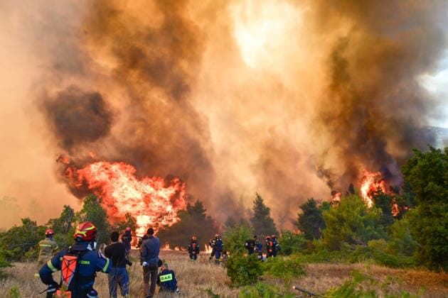 Wildfire spreads in Greece s Attica region - Helicopters and Firefighters try to extinguish wildfire burning for 3d day in Attica, Greece, on Aug. 2, 2026. During the operation, two crew have died after two firefighting helicopters collided. A British pilot and a Greek crew member survived the crash, and have been taken to hospital for treatment. The collision happened in Psatha, a coastal area west of Athens. The fire continues to burn in the Megara area with a new front detected in the Industrial Area. IMAGO ONE INCH PRODUCTION ATHENS GREECE Copyright: xOnexInchxProductionsx 7049573