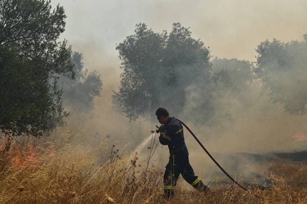 Wildfire spreads in Greece s Attica region - Helicopters and Firefighters try to extinguish wildfire burning for 3d day in Attica, Greece, on Aug. 2, 2026. During the operation, two crew have died after two firefighting helicopters collided. A British pilot and a Greek crew member survived the crash, and have been taken to hospital for treatment. The collision happened in Psatha, a coastal area west of Athens. The fire continues to burn in the Megara area with a new front detected in the Industrial Area. IMAGO ONE INCH PRODUCTION ATHENS GREECE Copyright: xOnexInchxProductionsx 7049213