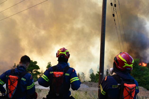Wildfire spreads in Greece s Attica region - Helicopters and Firefighters try to extinguish wildfire burning for 3d day in Attica, Greece, on Aug. 2, 2026. During the operation, two crew have died after two firefighting helicopters collided. A British pilot and a Greek crew member survived the crash, and have been taken to hospital for treatment. The collision happened in Psatha, a coastal area west of Athens. The fire continues to burn in the Megara area with a new front detected in the Industrial Area. IMAGO ONE INCH PRODUCTION ATHENS GREECE Copyright: xOnexInchxProductionsx 7049453