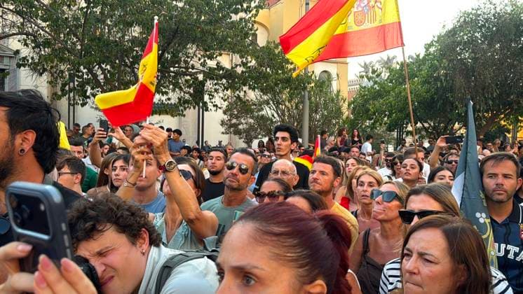 The barriers installed by the government in Ceuta are now fully operational. Dozens of people at a rally on August 2, 2026, in Ceuta, Spain. The Tarajal border has remained calm despite a small group of people attempting to swim across, but they were intercepted by the military. Although more than 48,000 migrants who had entered irregularly last Thursday have already left Ceuta, an unknown number of people who have refused to return remain in the city. AUGUST 2, 2026 MORTUARY BORDER MIGRATION CRISIS MILITARY Ivá Ceuta Ceuta, Spain  Copyright: xIvanxZambranox xEuropaxPressx 7699659