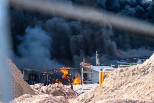 Großbrand in Industriebetrieb mehrere Gebäude in Vollbrand Anwohner evakuiert rund 200 Einsatzkräfte im Einsatz Am 02.08.2026 kam es gegen 16:30 Uhr zu einem Großbrand in einem Industriebetrieb in Sprendlingen-Gensingen, Ortsteil Sprendlingen. Mehrere Gebäude eines kunststoffverarbeitenden Betriebs in der Gau-Bickelheimer Straße stehen in Vollbrand, Flammen schlugen meterhoch aus dem Gebäude. Die Feuerwehr befindet sich im Großeinsatz, unterstützt von Einheiten des Katastrophenschutzes, THW und Polizei. Angrenzende Wohnhäuser wurden geräumt, die Bevölkerung wurde über Warnapps vor Geruchsbelästigung und Sichtbehinderungen gewarnt. Sprendlingen-Gensingen Sprendlingen Rheinland-Pfalz Deutschland *** Major Fire at Ind
