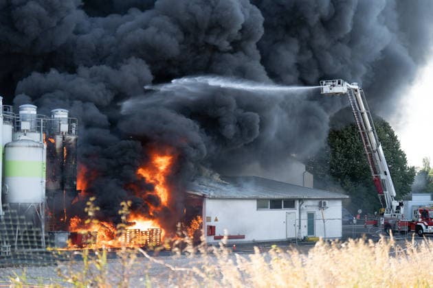 Großbrand in Industriebetrieb mehrere Gebäude in Vollbrand Anwohner evakuiert rund 200 Einsatzkräfte im Einsatz Am 02.08.2026 kam es gegen 16:30 Uhr zu einem Großbrand in einem Industriebetrieb in Sprendlingen-Gensingen, Ortsteil Sprendlingen. Mehrere Gebäude eines kunststoffverarbeitenden Betriebs in der Gau-Bickelheimer Straße stehen in Vollbrand, Flammen schlugen meterhoch aus dem Gebäude. Die Feuerwehr befindet sich im Großeinsatz, unterstützt von Einheiten des Katastrophenschutzes, THW und Polizei. Angrenzende Wohnhäuser wurden geräumt, die Bevölkerung wurde über Warnapps vor Geruchsbelästigung und Sichtbehinderungen gewarnt. Sprendlingen-Gensingen Sprendlingen Rheinland-Pfalz Deutschland *** Major Fire at Ind