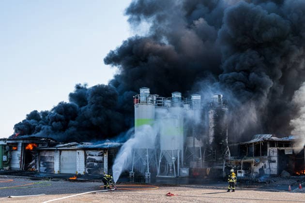 Großbrand in Industriebetrieb mehrere Gebäude in Vollbrand Anwohner evakuiert rund 200 Einsatzkräfte im Einsatz Am 02.08.2026 kam es gegen 16:30 Uhr zu einem Großbrand in einem Industriebetrieb in Sprendlingen-Gensingen, Ortsteil Sprendlingen. Mehrere Gebäude eines kunststoffverarbeitenden Betriebs in der Gau-Bickelheimer Straße stehen in Vollbrand, Flammen schlugen meterhoch aus dem Gebäude. Die Feuerwehr befindet sich im Großeinsatz, unterstützt von Einheiten des Katastrophenschutzes, THW und Polizei. Angrenzende Wohnhäuser wurden geräumt, die Bevölkerung wurde über Warnapps vor Geruchsbelästigung und Sichtbehinderungen gewarnt. Sprendlingen-Gensingen Sprendlingen Rheinland-Pfalz Deutschland *** Major Fire at Ind