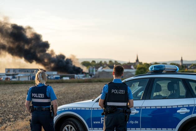 Großbrand in Industriebetrieb mehrere Gebäude in Vollbrand Anwohner evakuiert rund 200 Einsatzkräfte im Einsatz Am 02.08.2026 kam es gegen 16:30 Uhr zu einem Großbrand in einem Industriebetrieb in Sprendlingen-Gensingen, Ortsteil Sprendlingen. Mehrere Gebäude eines kunststoffverarbeitenden Betriebs in der Gau-Bickelheimer Straße stehen in Vollbrand, Flammen schlugen meterhoch aus dem Gebäude. Die Feuerwehr befindet sich im Großeinsatz, unterstützt von Einheiten des Katastrophenschutzes, THW und Polizei. Angrenzende Wohnhäuser wurden geräumt, die Bevölkerung wurde über Warnapps vor Geruchsbelästigung und Sichtbehinderungen gewarnt. Sprendlingen-Gensingen Sprendlingen Rheinland-Pfalz Deutschland *** Major Fire at Ind