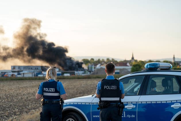 Großbrand in Industriebetrieb mehrere Gebäude in Vollbrand Anwohner evakuiert rund 200 Einsatzkräfte im Einsatz Am 02.08.2026 kam es gegen 16:30 Uhr zu einem Großbrand in einem Industriebetrieb in Sprendlingen-Gensingen, Ortsteil Sprendlingen. Mehrere Gebäude eines kunststoffverarbeitenden Betriebs in der Gau-Bickelheimer Straße stehen in Vollbrand, Flammen schlugen meterhoch aus dem Gebäude. Die Feuerwehr befindet sich im Großeinsatz, unterstützt von Einheiten des Katastrophenschutzes, THW und Polizei. Angrenzende Wohnhäuser wurden geräumt, die Bevölkerung wurde über Warnapps vor Geruchsbelästigung und Sichtbehinderungen gewarnt. Sprendlingen-Gensingen Sprendlingen Rheinland-Pfalz Deutschland *** Major Fire at Ind
