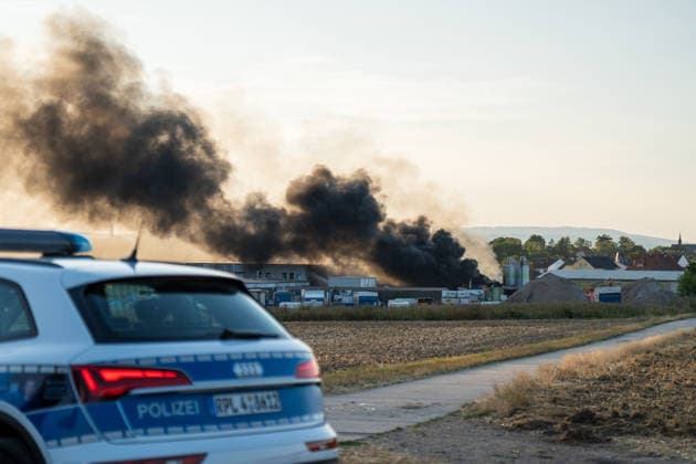 Großbrand in Industriebetrieb mehrere Gebäude in Vollbrand Anwohner evakuiert rund 200 Einsatzkräfte im Einsatz Am 02.08.2026 kam es gegen 16:30 Uhr zu einem Großbrand in einem Industriebetrieb in Sprendlingen-Gensingen, Ortsteil Sprendlingen. Mehrere Gebäude eines kunststoffverarbeitenden Betriebs in der Gau-Bickelheimer Straße stehen in Vollbrand, Flammen schlugen meterhoch aus dem Gebäude. Die Feuerwehr befindet sich im Großeinsatz, unterstützt von Einheiten des Katastrophenschutzes, THW und Polizei. Angrenzende Wohnhäuser wurden geräumt, die Bevölkerung wurde über Warnapps vor Geruchsbelästigung und Sichtbehinderungen gewarnt. Sprendlingen-Gensingen Sprendlingen Rheinland-Pfalz Deutschland *** Major Fire at Ind