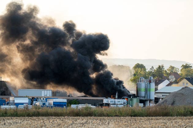 Großbrand in Industriebetrieb mehrere Gebäude in Vollbrand Anwohner evakuiert rund 200 Einsatzkräfte im Einsatz Am 02.08.2026 kam es gegen 16:30 Uhr zu einem Großbrand in einem Industriebetrieb in Sprendlingen-Gensingen, Ortsteil Sprendlingen. Mehrere Gebäude eines kunststoffverarbeitenden Betriebs in der Gau-Bickelheimer Straße stehen in Vollbrand, Flammen schlugen meterhoch aus dem Gebäude. Die Feuerwehr befindet sich im Großeinsatz, unterstützt von Einheiten des Katastrophenschutzes, THW und Polizei. Angrenzende Wohnhäuser wurden geräumt, die Bevölkerung wurde über Warnapps vor Geruchsbelästigung und Sichtbehinderungen gewarnt. Sprendlingen-Gensingen Sprendlingen Rheinland-Pfalz Deutschland *** Major Fire at Ind
