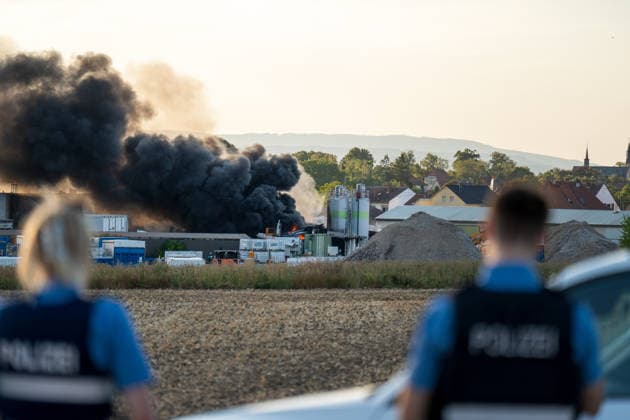 Großbrand in Industriebetrieb mehrere Gebäude in Vollbrand Anwohner evakuiert rund 200 Einsatzkräfte im Einsatz Am 02.08.2026 kam es gegen 16:30 Uhr zu einem Großbrand in einem Industriebetrieb in Sprendlingen-Gensingen, Ortsteil Sprendlingen. Mehrere Gebäude eines kunststoffverarbeitenden Betriebs in der Gau-Bickelheimer Straße stehen in Vollbrand, Flammen schlugen meterhoch aus dem Gebäude. Die Feuerwehr befindet sich im Großeinsatz, unterstützt von Einheiten des Katastrophenschutzes, THW und Polizei. Angrenzende Wohnhäuser wurden geräumt, die Bevölkerung wurde über Warnapps vor Geruchsbelästigung und Sichtbehinderungen gewarnt. Sprendlingen-Gensingen Sprendlingen Rheinland-Pfalz Deutschland *** Major Fire at Ind